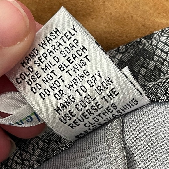 Le Helene snake reptile print gray black mini skirt - Picture 6 of 6